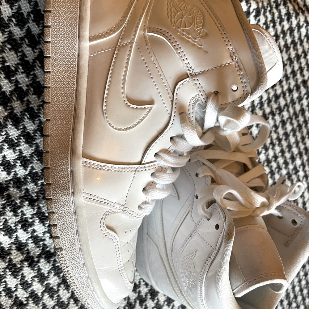 Wmns Air Jordan 1 Mid Patent Triple White